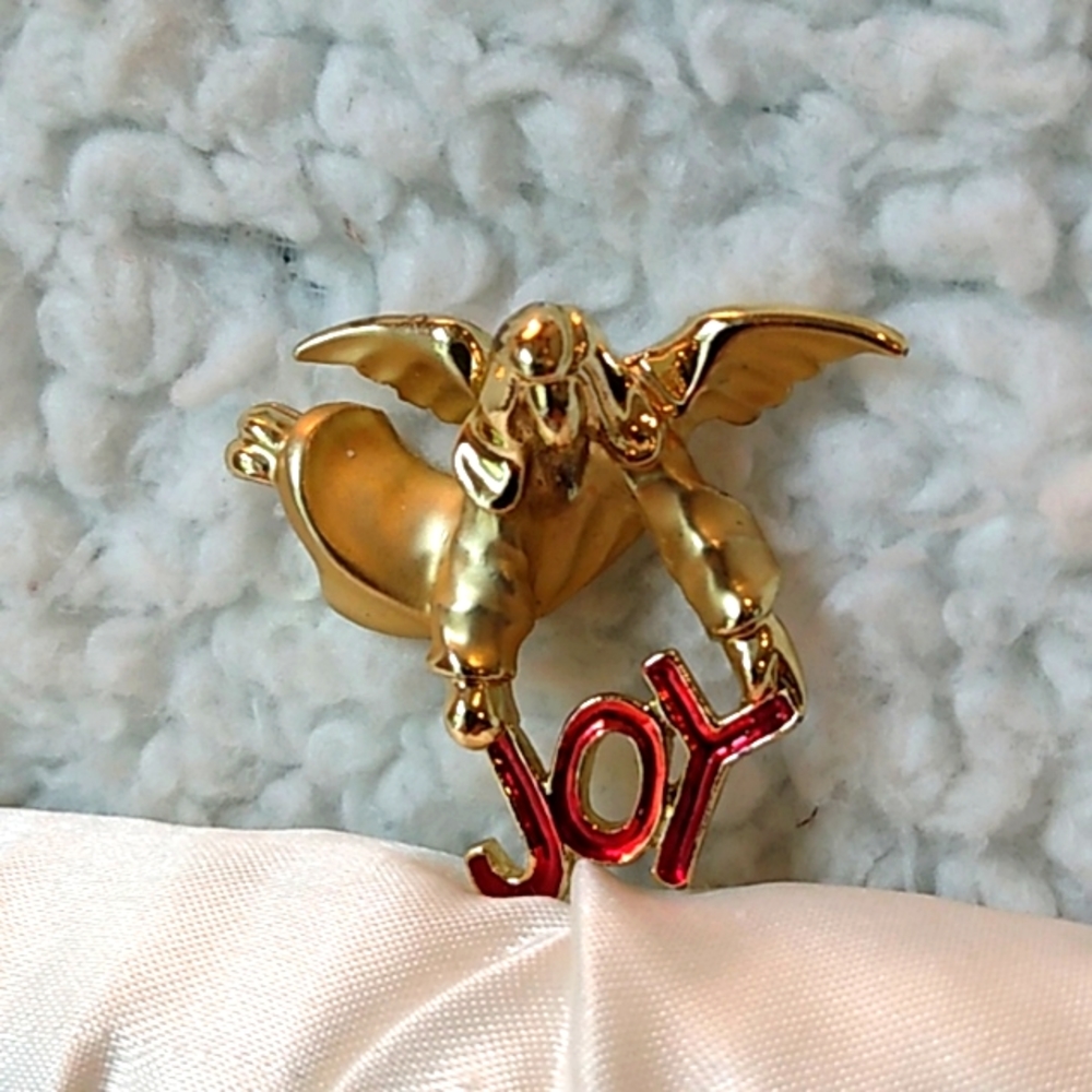 Giusti angel Christmas pin